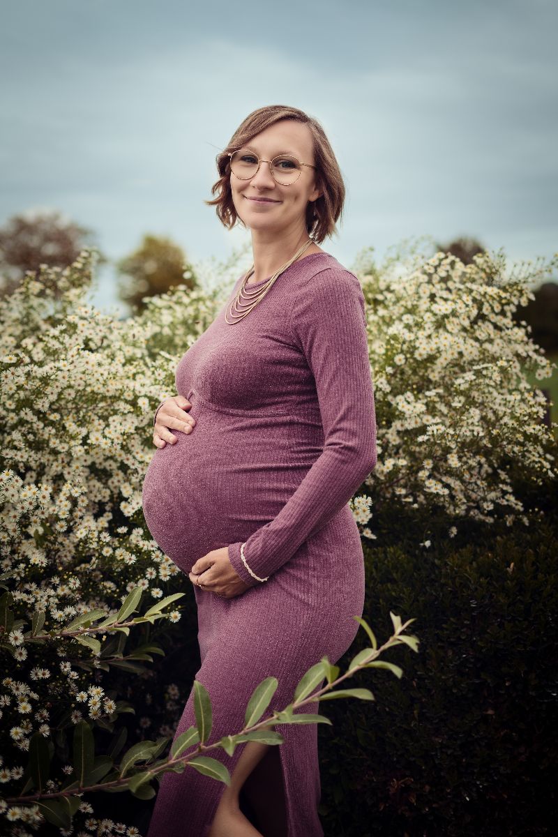 Babybauch in warmem Licht